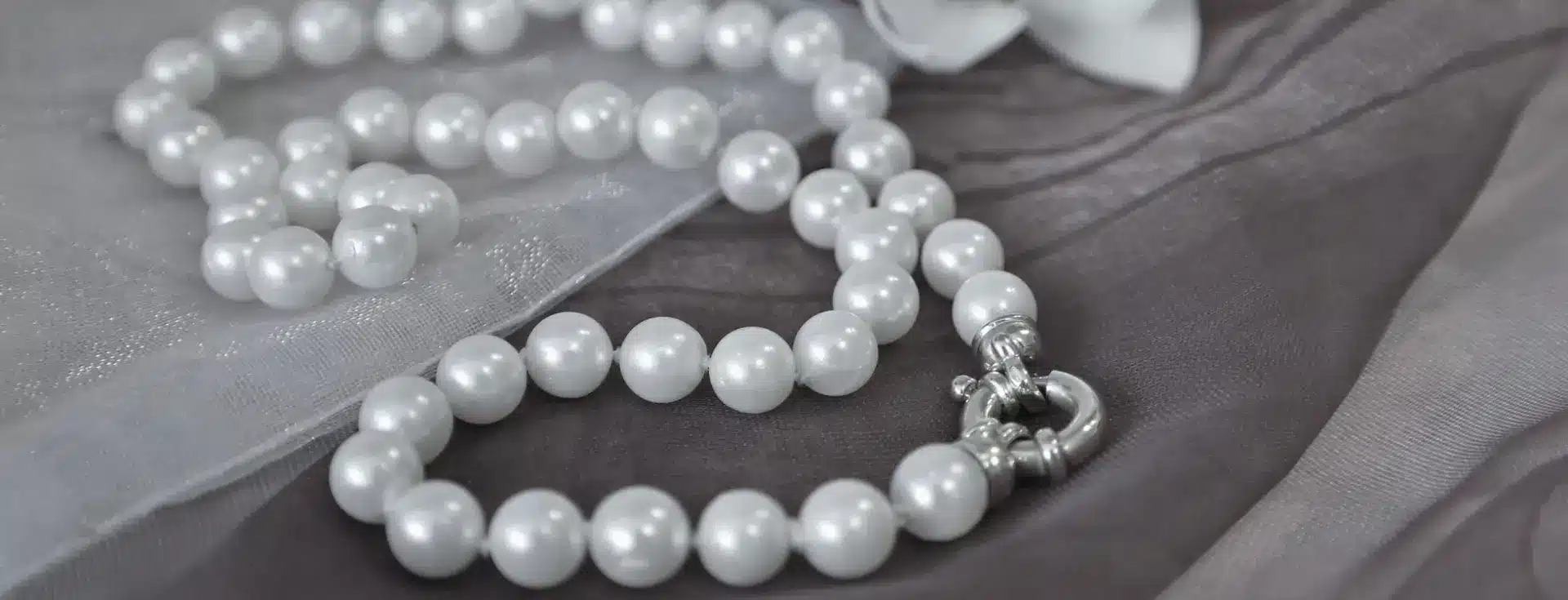 photograph-of-round-white-pearl-necklace-on-silver-signoretti-clasp