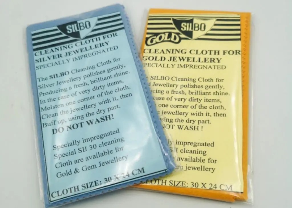 silver-and-gold-jewellery-cloths