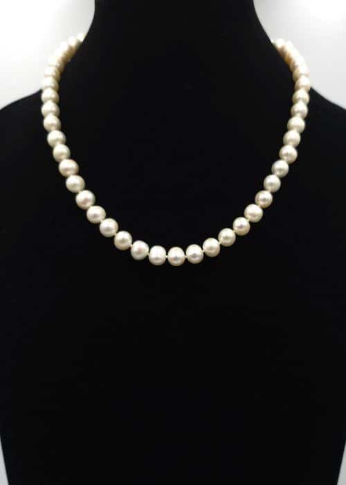 white-pearl-necklace