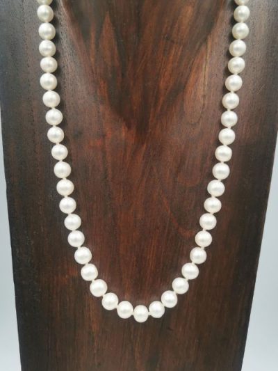 white-pearl-necklace-with magnetic-clasp