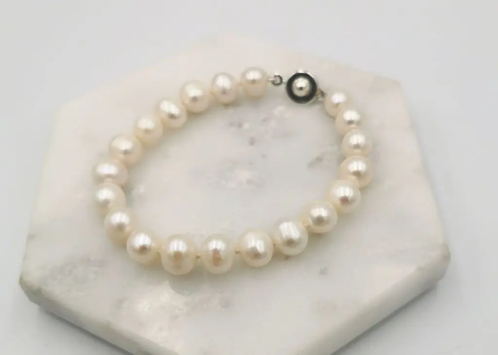 classic-white-freshwater-pearl-bracelet-on-a-natural-pearl-display-stand